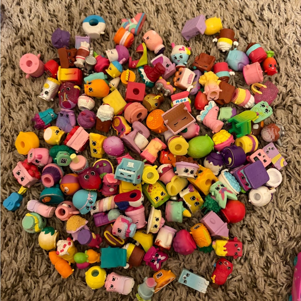 140+ shopkins bundle with cutie cars and baskets/ bags